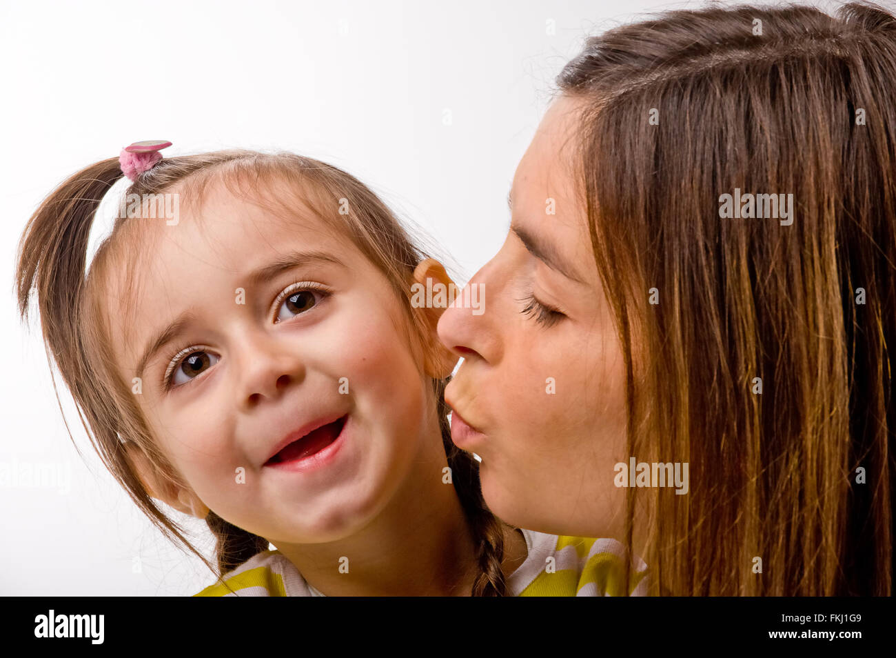 Enfant est embrassé par sa mère Banque D'Images