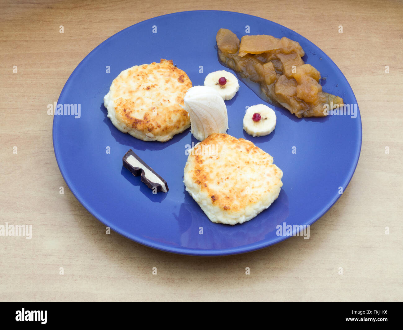 Plaque avec petit-déjeuner. Crème glacée, banane, chocolat, confiture de pommes. Banque D'Images