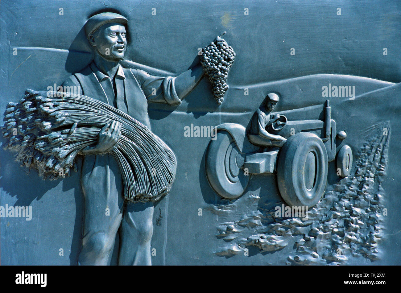 Art nationaliste ou Bas-Relief de scène d'agriculture, un travail nationaliste à la base d'un monument d'Ataturk, Kusadasi, Turquie Banque D'Images
