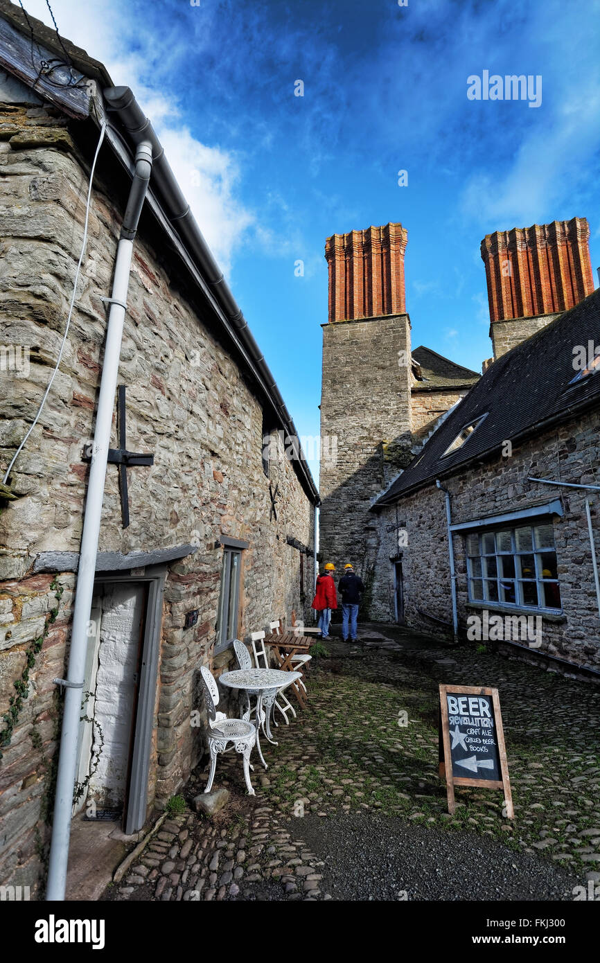 Hay-on-Wye (Y Gelli Gandryll ou Y Gelli en gallois) ou 'Foin', est une petite ville de marché en Brecknockshire, maintenant Powys, au Pays de Galles. Banque D'Images