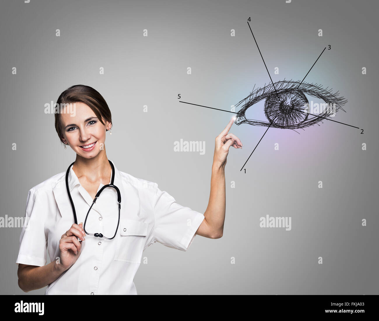 Femme médecin en uniforme touch peint oeil humain Banque D'Images