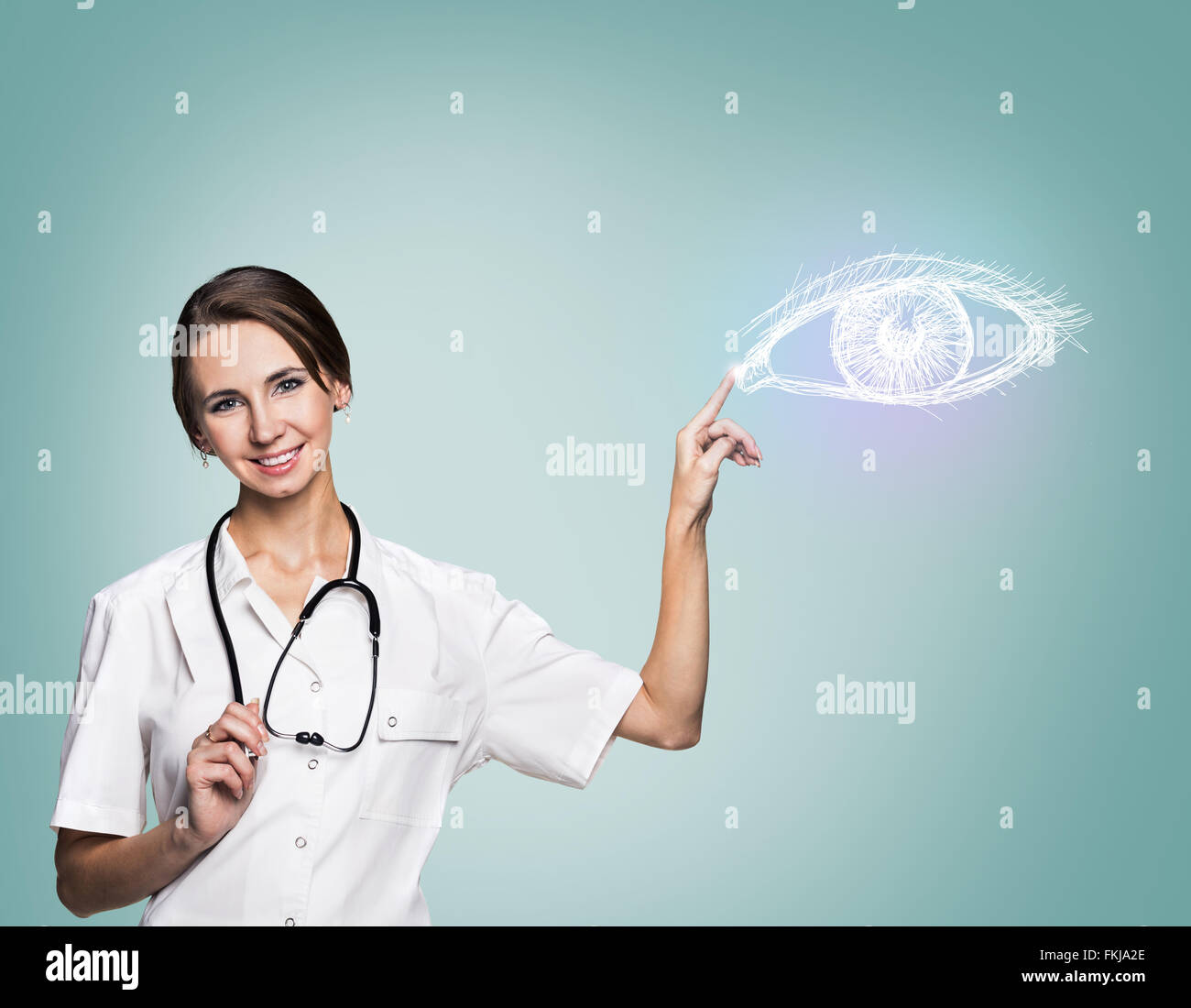 Femme médecin en uniforme touch peint oeil humain Banque D'Images