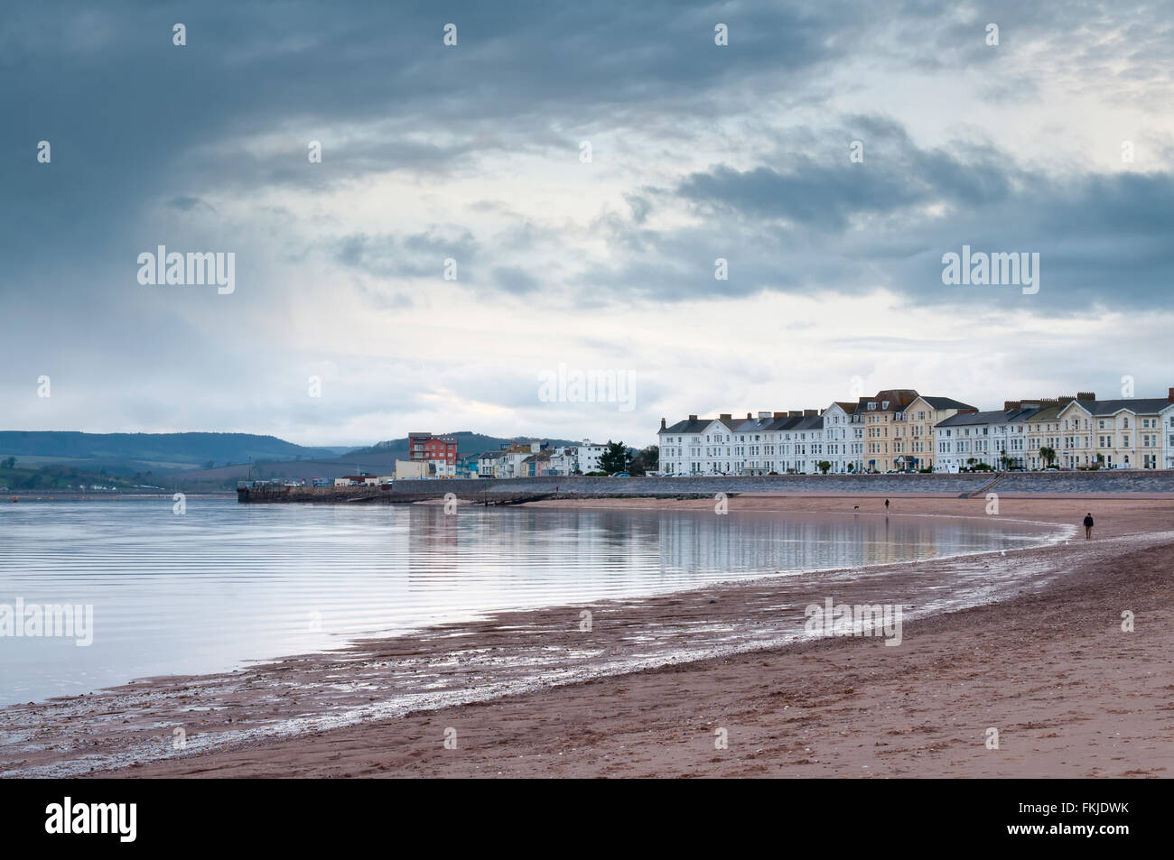 Image de bord de mer d'Exmouth, montrant la plage et bord de mer de style géorgien, maisons personnes dans la distance de marche sur la plage. Banque D'Images