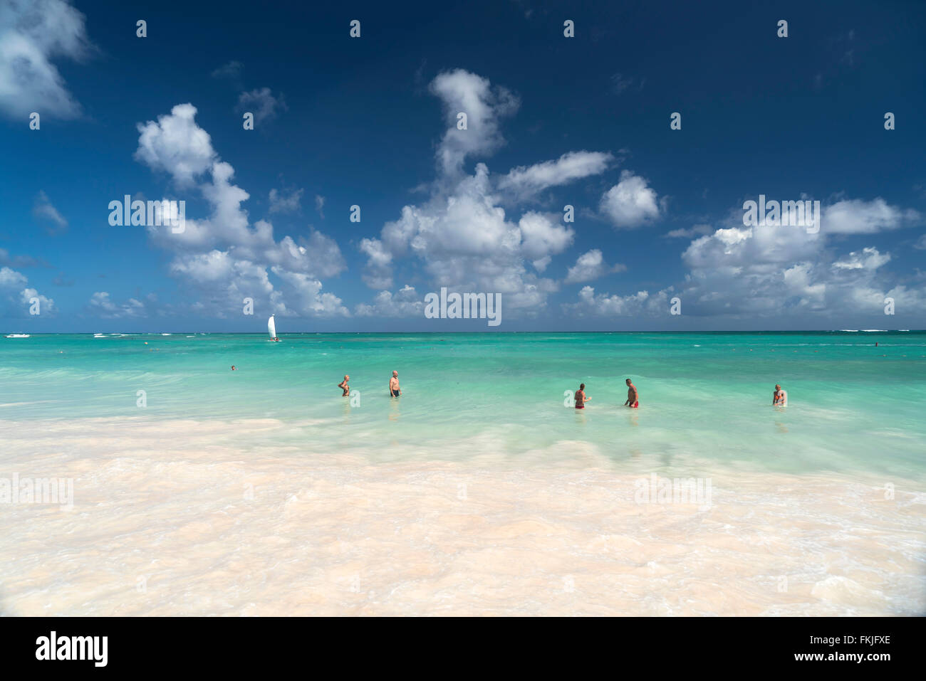 Les touristes de se baigner dans l'océan, Playa Bavaro, Punta Cana, République dominicaine, Caraïbes, Amérique Latine, Banque D'Images