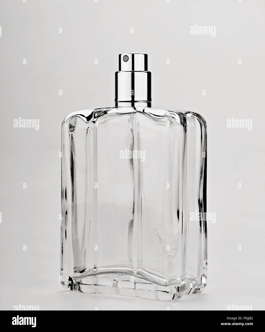 Close-up d'un parfum vaporisateur sur fond gris Banque D'Images