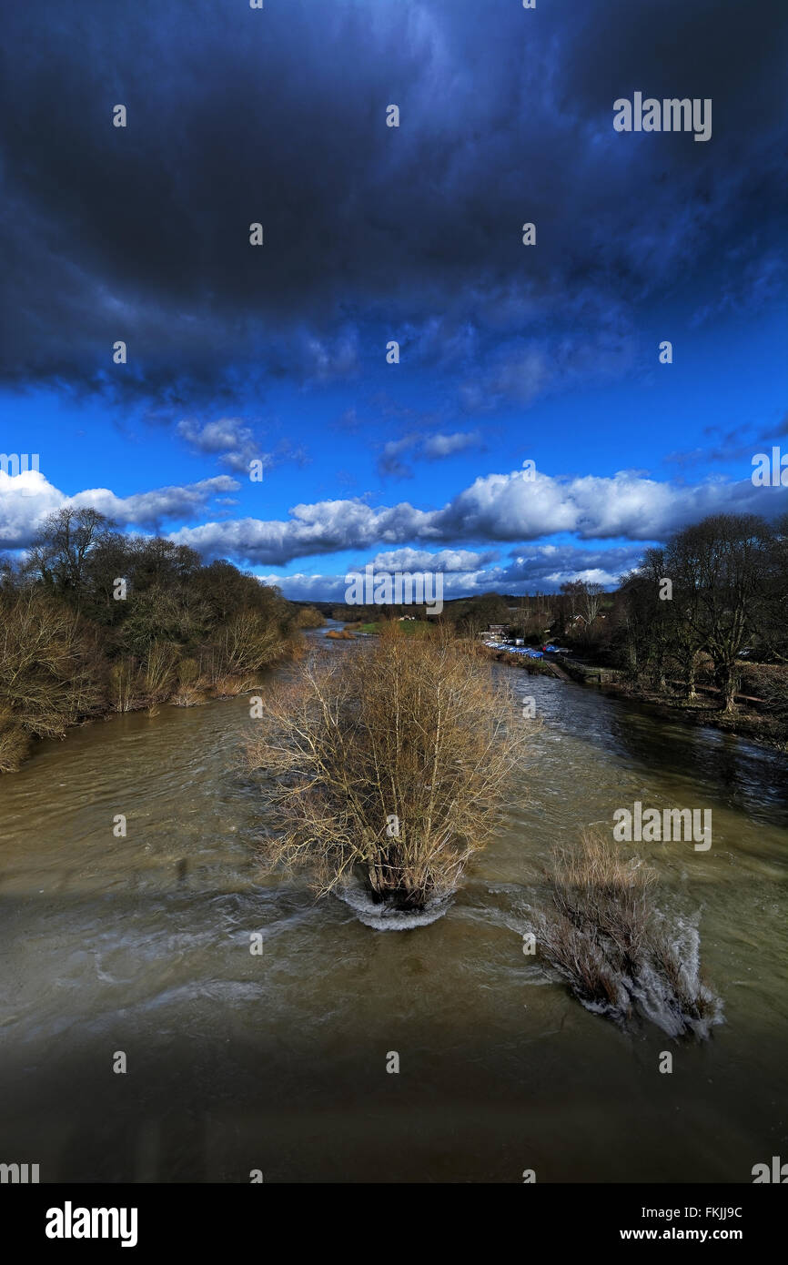 La rivière, Hay-on-Wye (Y Gelli Gandryll ou Y Gelli en gallois) ou 'Foin', est une petite ville de marché en Brecknockshire, maintenant Powys, au Pays de Galles. Banque D'Images