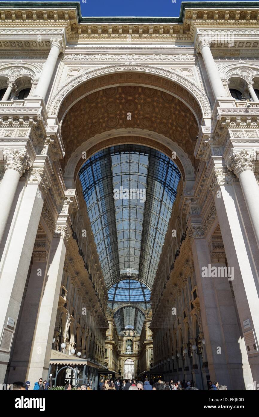 Italie : entrée principale de la galerie Vittorio Emanuele II, vu de la Piazza del Duomo de Milan. Photo à partir de 3. Mars 2016. Banque D'Images