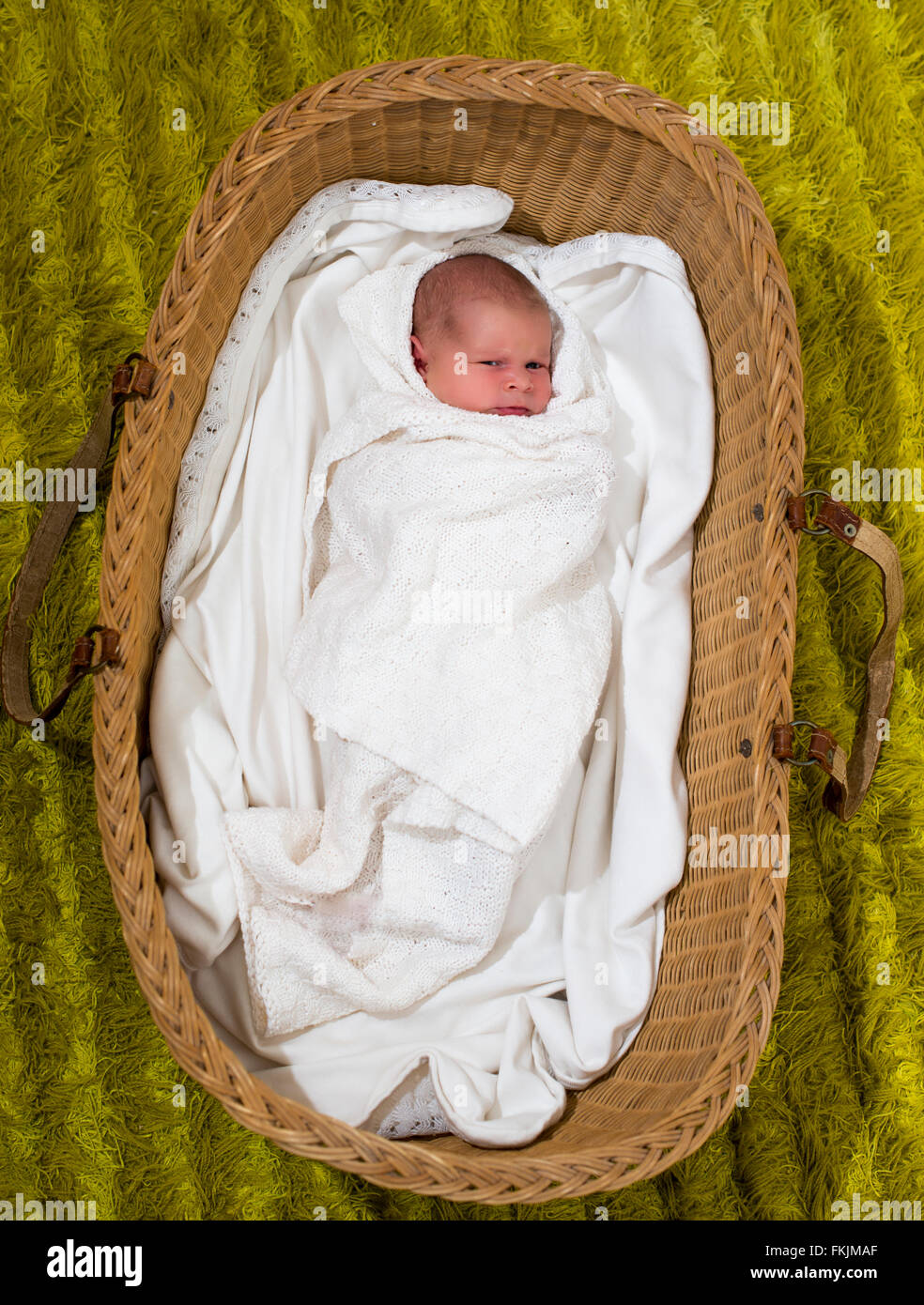 Naissance d'un bébé fille dans un panier. studio photo Banque D'Images