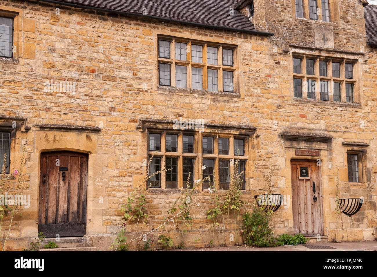 Portes en chêne ancien sur une propriété à Chipping Campden Gloucestershire , , Angleterre , Angleterre , Royaume-Uni Banque D'Images