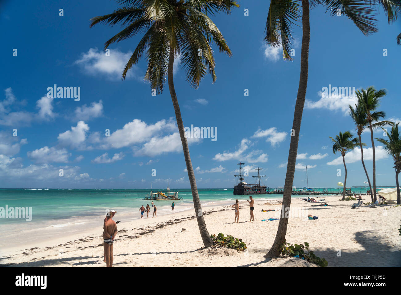 Plage de sable fin bordée de palmiers de Playa Bavaro, Punta Cana, République dominicaine, Caraïbes, Amérique Latine, Banque D'Images