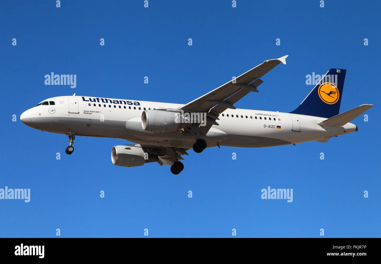 Un Airbus A320-214 de la Lufthansa à l'approche de l'aéroport El Prat de Barcelone, Espagne. Banque D'Images