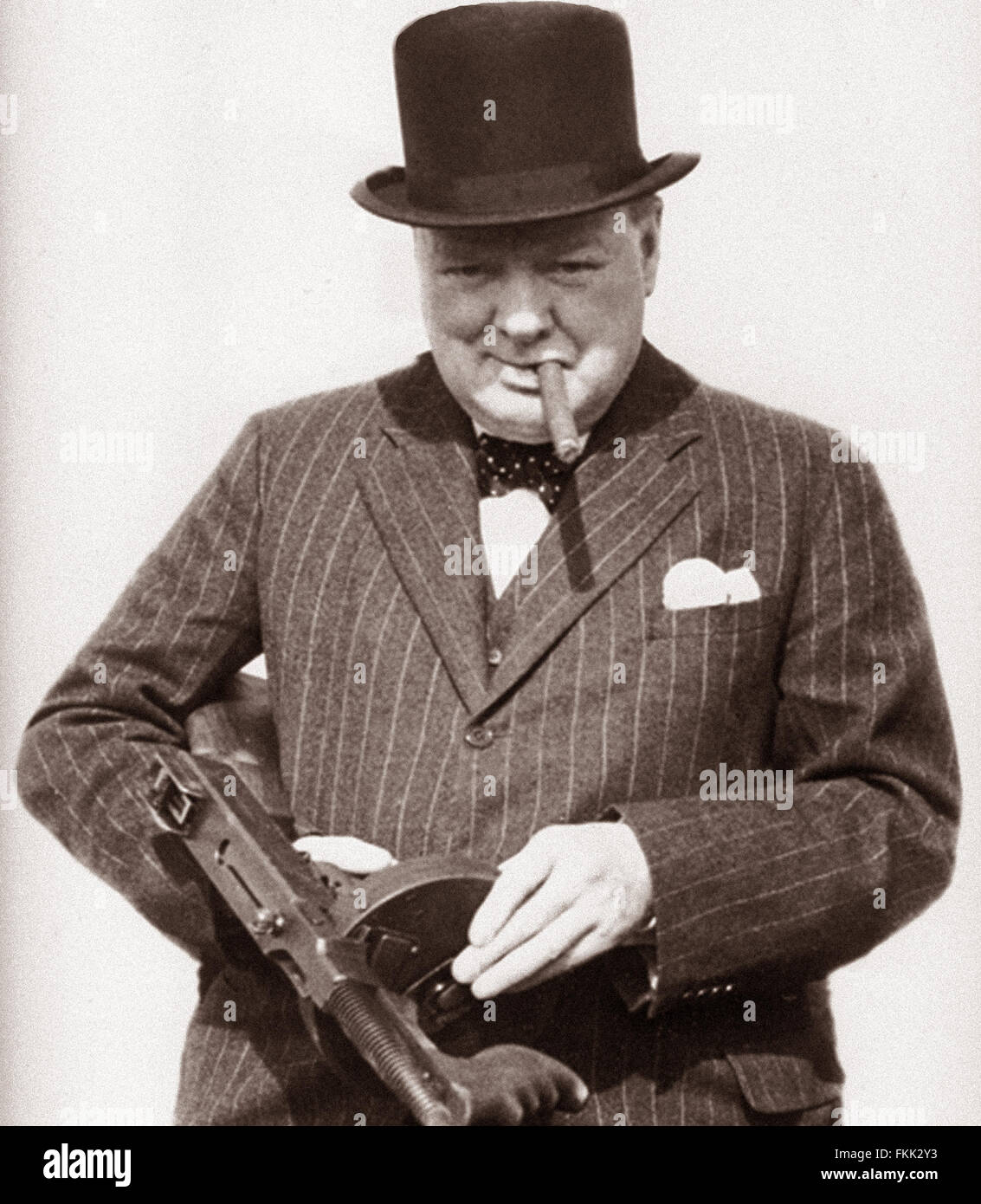 Sir Winston Churchill l'image de guerre avec un 'Tommy gun'. À partir des archives de communiqués de presse - anciennement Service Portrait Portrait Bureau. Banque D'Images