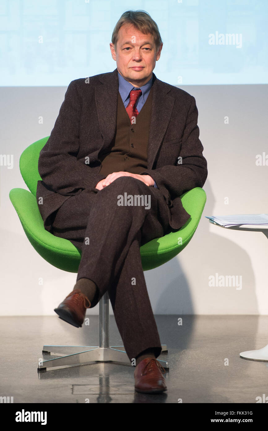 Hambourg, Allemagne. 09Th Mar, 2016. Franz Wilhelm Kaiser, le nouveau directeur de la Bucerius Kunst Forum gallery à Hambourg, parle lors de sa présentation à Hambourg, Allemagne, 09 mars 2016. Le conservateur de La Haye Gemeentemuseum se déplace à Hambourg. Photo : Lukas SCHULZE/dpa/Alamy Live News Banque D'Images