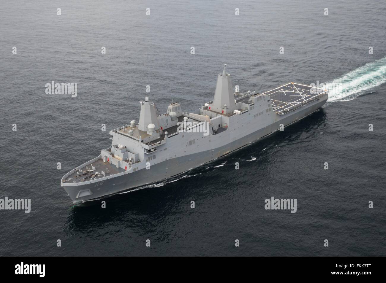 La Marine américaine de classe San Antonio dock transport amphibie USS John P. Murtha en cours dans le golfe du Mexique durant les essais en mer le 1 mars 2016 près de Mobile, en Alabama. Banque D'Images