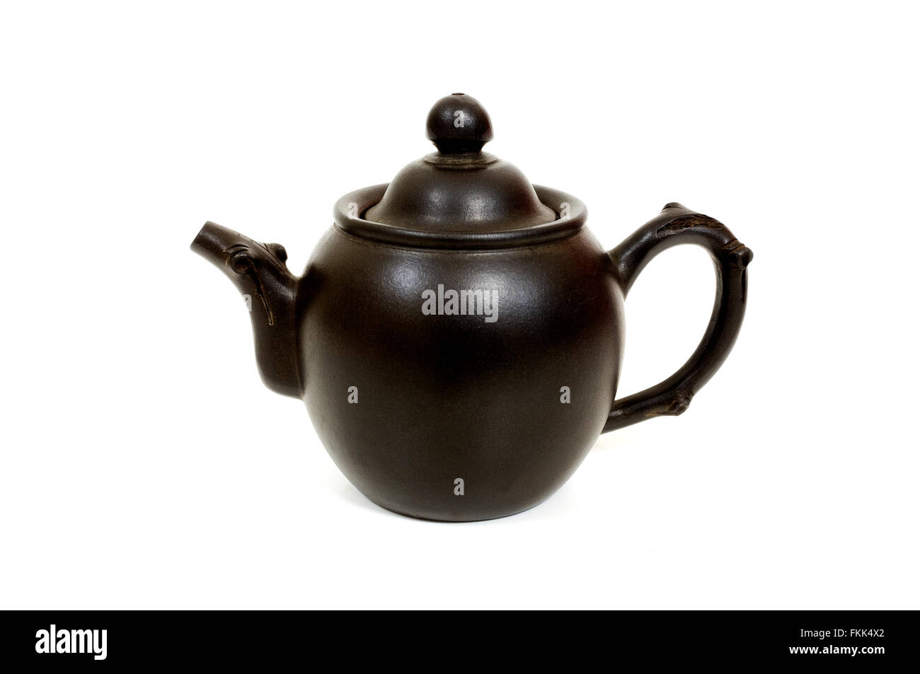 Pot de thé traditionnel chinois sur fond blanc Banque D'Images
