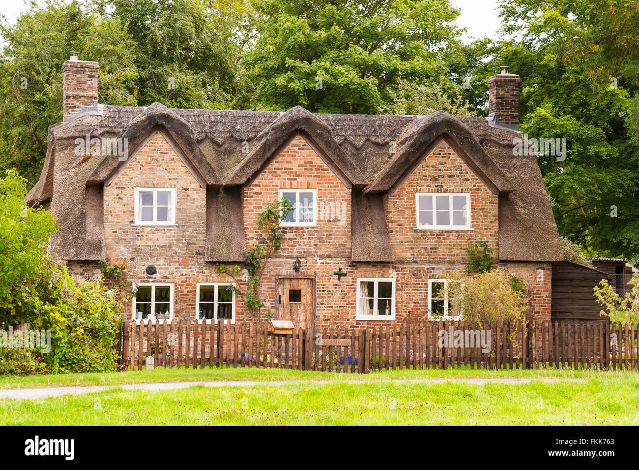 Un joli Cotswold cottage de chaume à Frampton , Gloucestershire , Angleterre , Angleterre , Royaume-Uni Banque D'Images