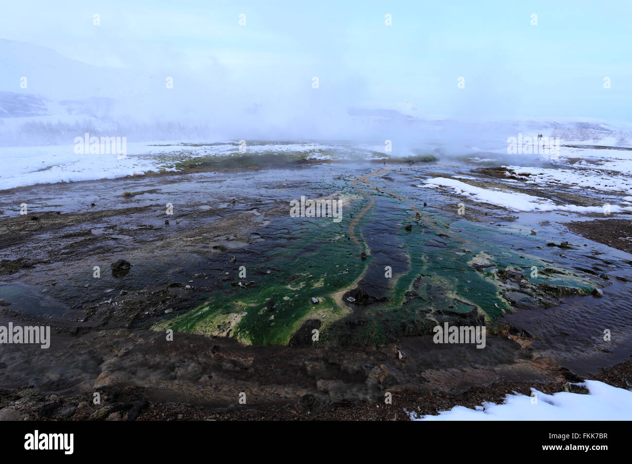 Neige de l'hiver, sources géothermiques à Strokkur Geysir, vallée de Haukadalur, sud-ouest de l'Islande, l'Europe. Banque D'Images