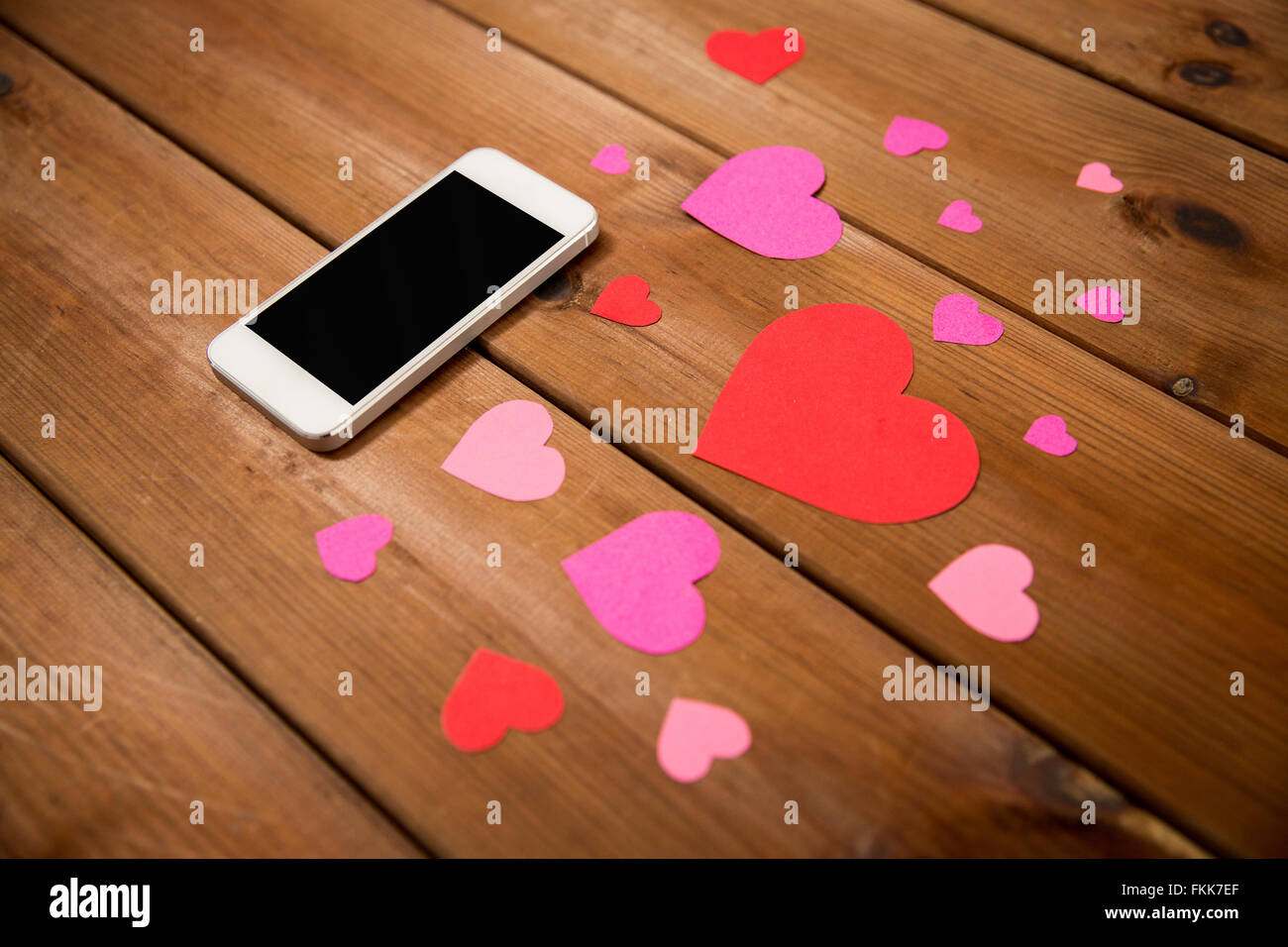 Close up of smartphone et coeurs en bois Banque D'Images