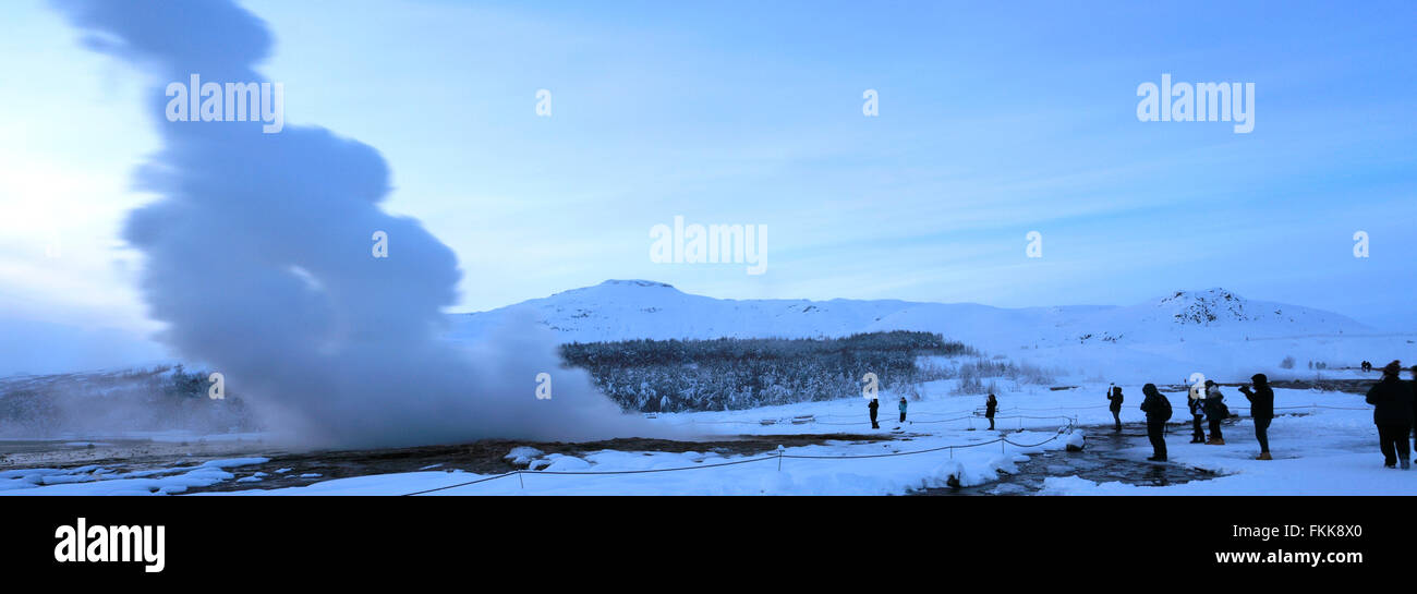 Neige de l'hiver, sources géothermiques à Strokkur Geysir, vallée de Haukadalur, sud-ouest de l'Islande, l'Europe. Banque D'Images