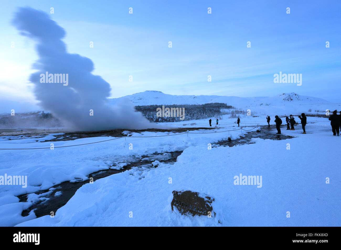 Neige de l'hiver, sources géothermiques à Strokkur Geysir, vallée de Haukadalur, sud-ouest de l'Islande, l'Europe. Banque D'Images