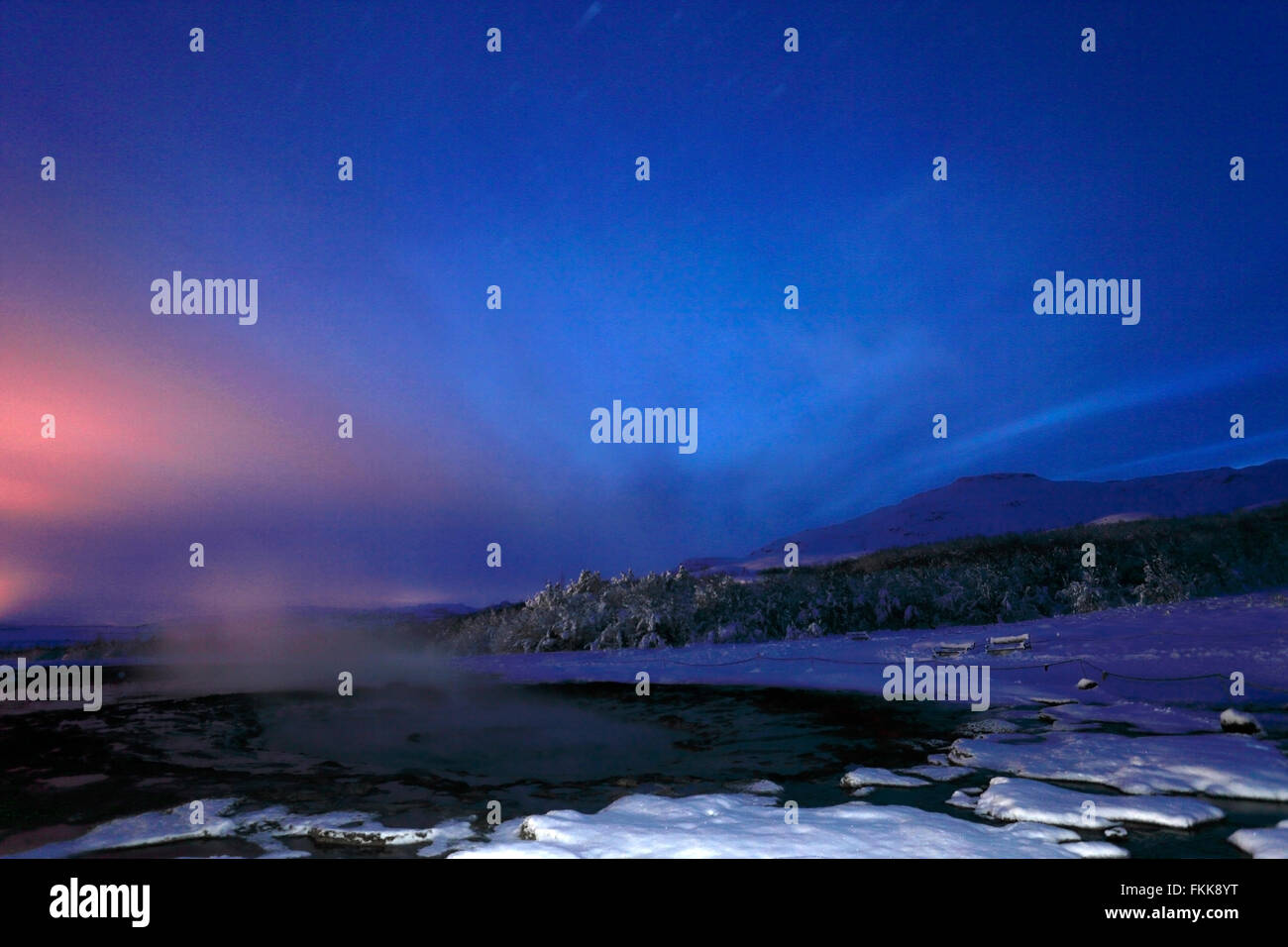Neige de l'hiver, sources géothermiques à Strokkur Geysir, vallée de Haukadalur, sud-ouest de l'Islande, l'Europe. Banque D'Images