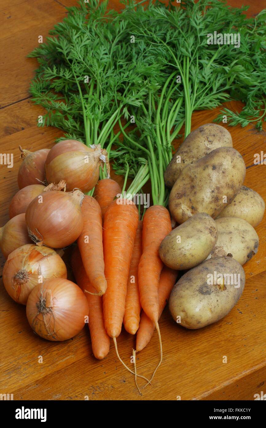 Récolte de pommes de terre biologiques frais, carottes et oignons sur un fond de bois Banque D'Images