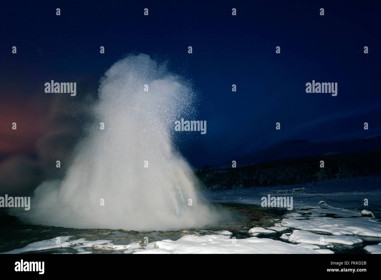 Neige de l'hiver, sources géothermiques à Strokkur Geysir, vallée de Haukadalur, sud-ouest de l'Islande, l'Europe. Banque D'Images