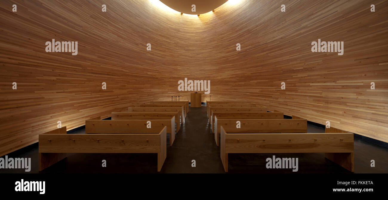 L'intérieur d'un bâtiment moderne dans Helsinki, Finlande appelée, la Chapelle de Kamppi Silence. Banque D'Images