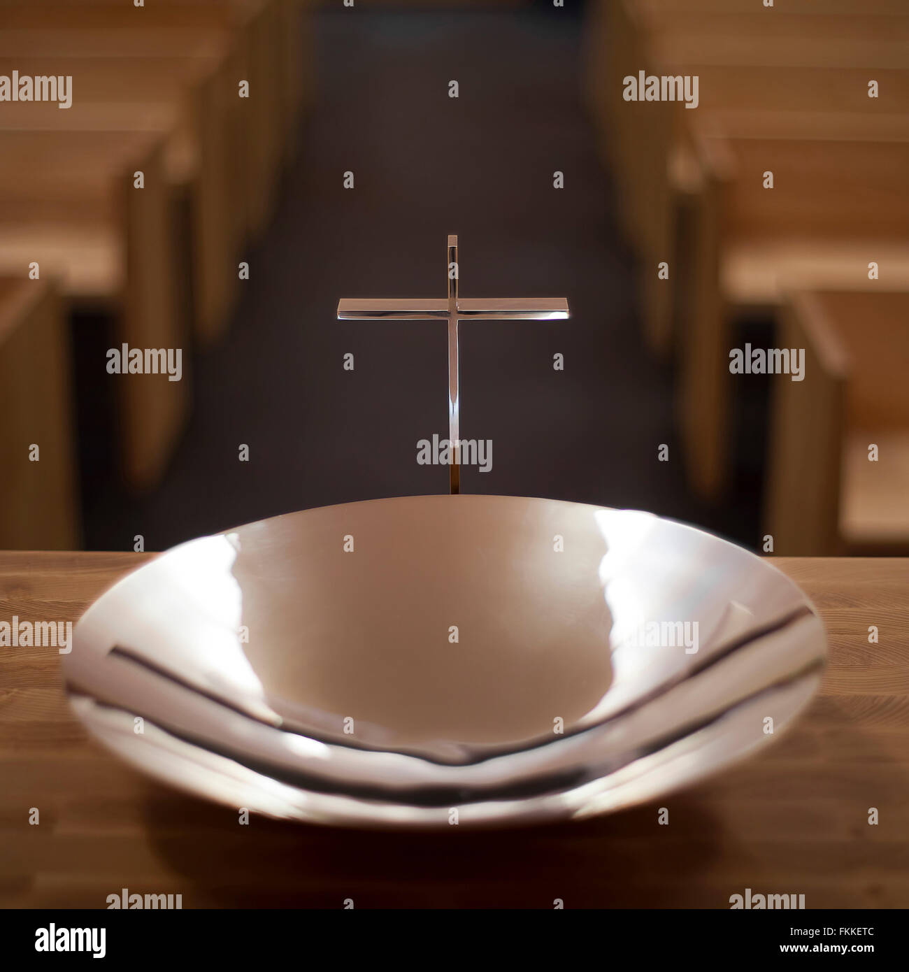 L'intérieur d'un bâtiment moderne dans Helsinki, Finlande appelée, la Chapelle de Kamppi Silence. Banque D'Images