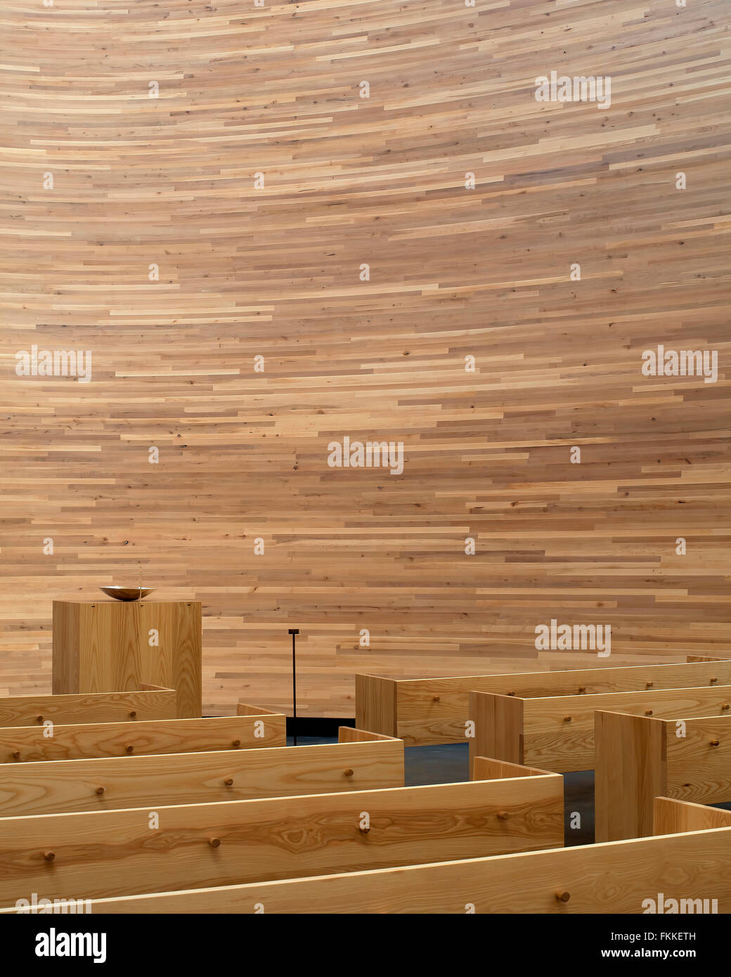 L'intérieur d'un bâtiment moderne dans Helsinki, Finlande appelée, la Chapelle de Kamppi Silence. Banque D'Images