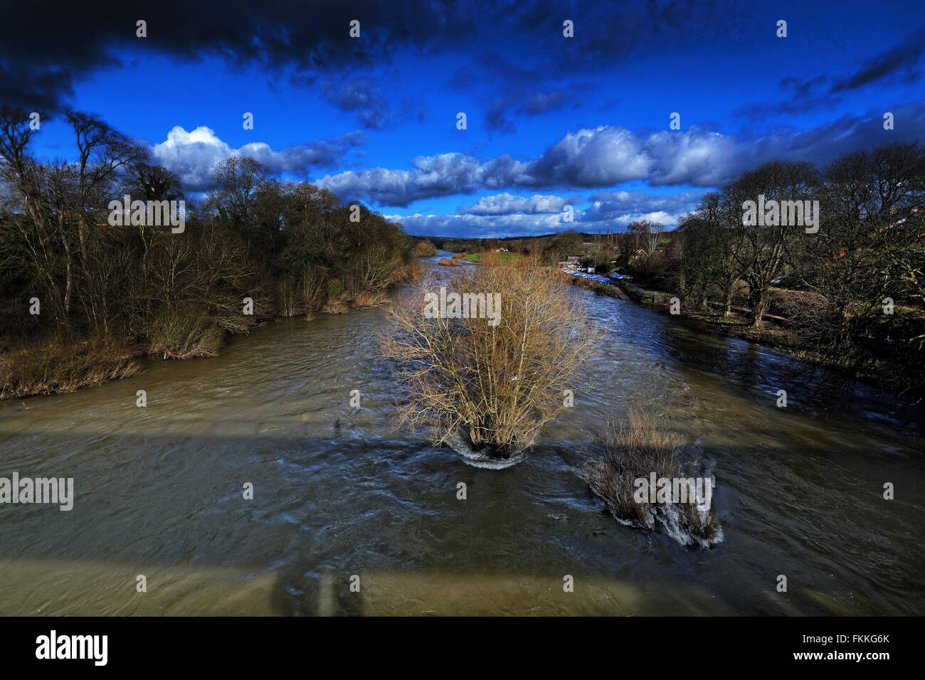 River à Hay-on-Wye (Y Gelli Gandryll ou Y Gelli en gallois) ou 'Foin', est une petite ville de marché en Brecknockshire, maintenant Powys, Pays de Galles. Banque D'Images