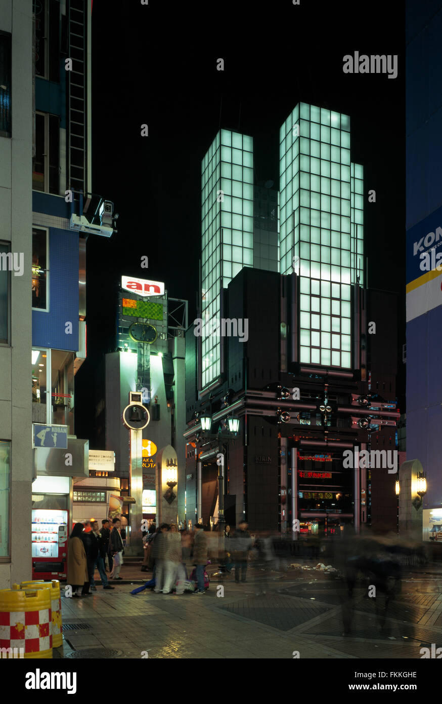 Une vue sur la rue de la bière Kirin Building à Osaka. Une nuit illuminée de l'immeuble. Banque D'Images