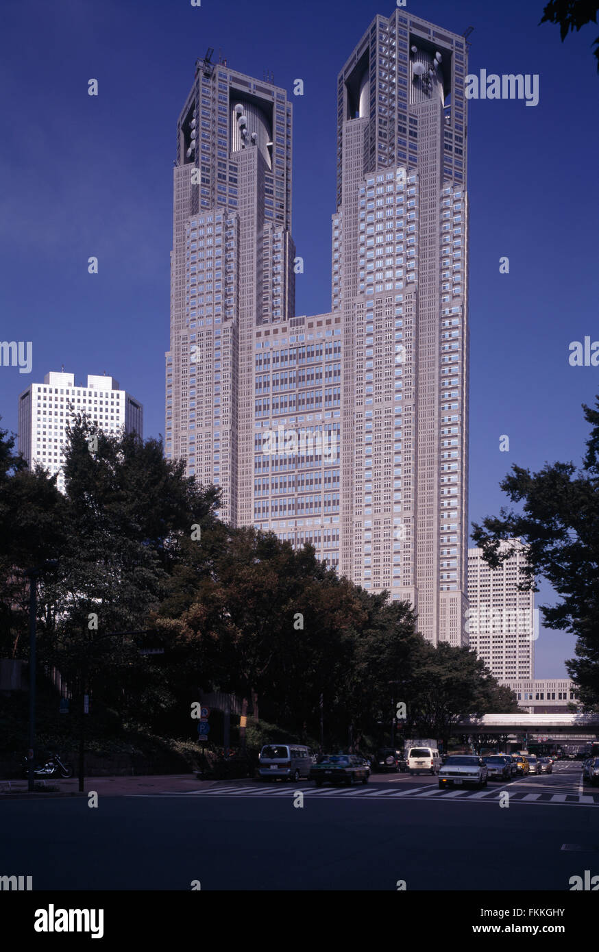 Une vue de la nouvelle Mairie à Shinjuku, Tokyo. Un grand bâtiment dans le crépuscule. Banque D'Images