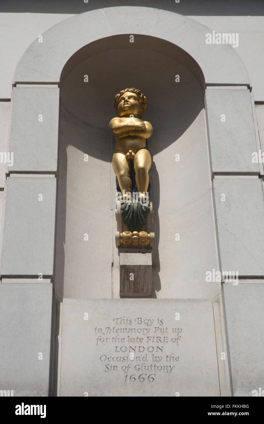 Une vue de dessous de la Golden Boy de Pye Corner, commémorant l'incendie de Londres. Banque D'Images