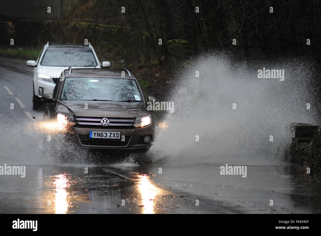 Un véhicule roulant sur une route inondée. Photo : Scott Bairstow/Alamy Banque D'Images