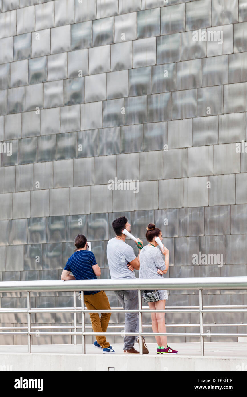 Visiteurs à la terrasse de l'atrium du Musée Guggenheim de Bilbao. Banque D'Images