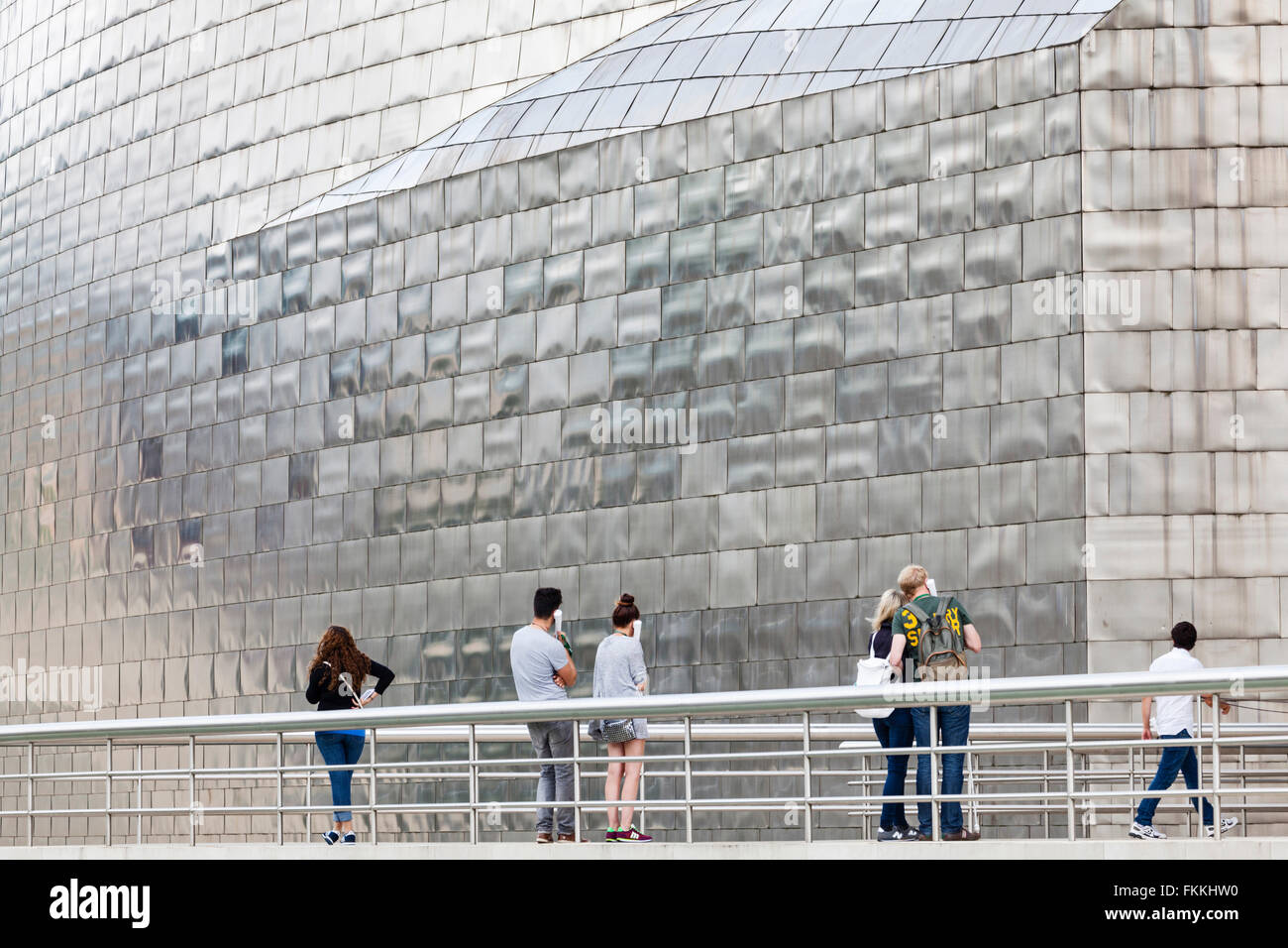 Visiteurs à la terrasse de l'atrium du Musée Guggenheim de Bilbao. Banque D'Images