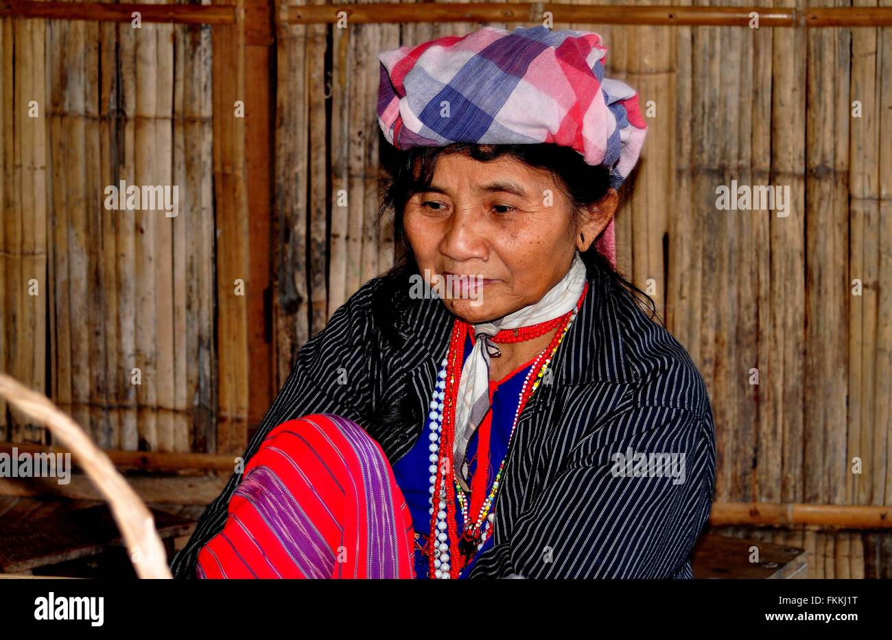 Chiang Mai, Thaïlande : Thai femme vêtue de vêtements traditionnels des tribus des collines à la Baan Tang Luan Cultural Village Banque D'Images