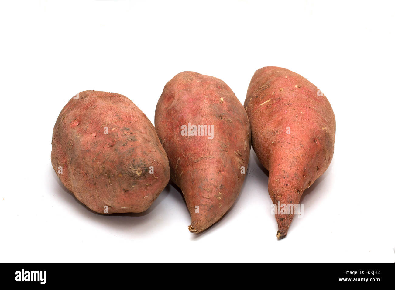 La patate douce (Ipomoea batatas) est un grand, au goût sucré, de féculents, de légumes racines tubéreuses. C'est un aliment de base dans certaines régions d'Afrique et d'Asie. Banque D'Images