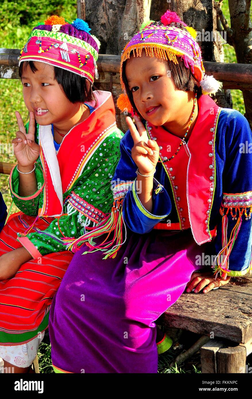 Chiang Mai, Thaïlande : deux petits enfants habillés en vêtements  traditionnels tribu colline au Baan Tang Luan Cultural Village Photo Stock  - Alamy
