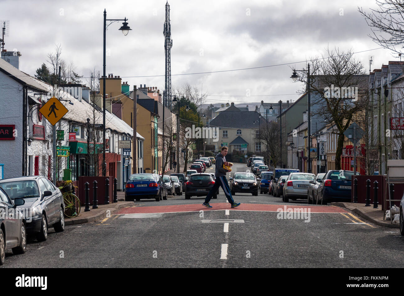 Village de Glenties, comté de Donegal, Irlande. La rue principale N56 à travers le village Banque D'Images