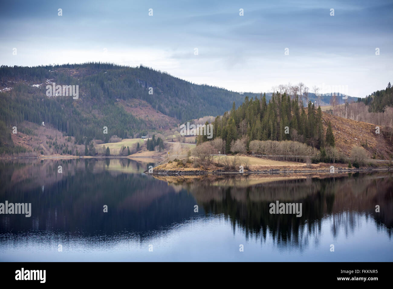 Paysage norvégien rurale avec l'eau du lac et montagnes encore Banque D'Images