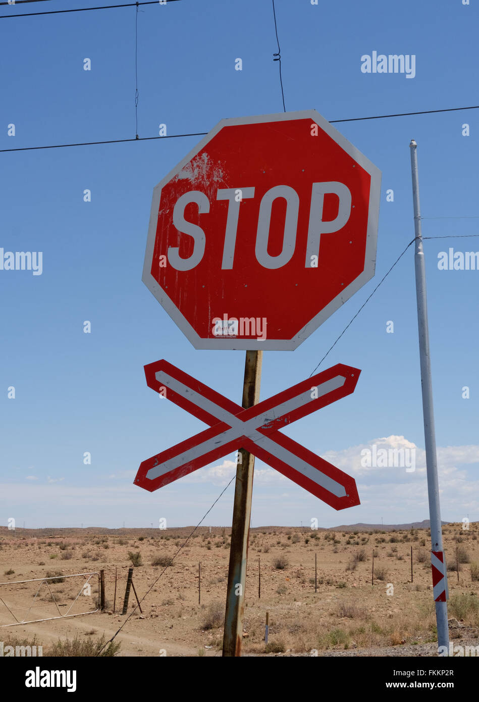 Panneau d'arrêt au passage à niveau en Afrique du Sud contre le ciel bleu Banque D'Images