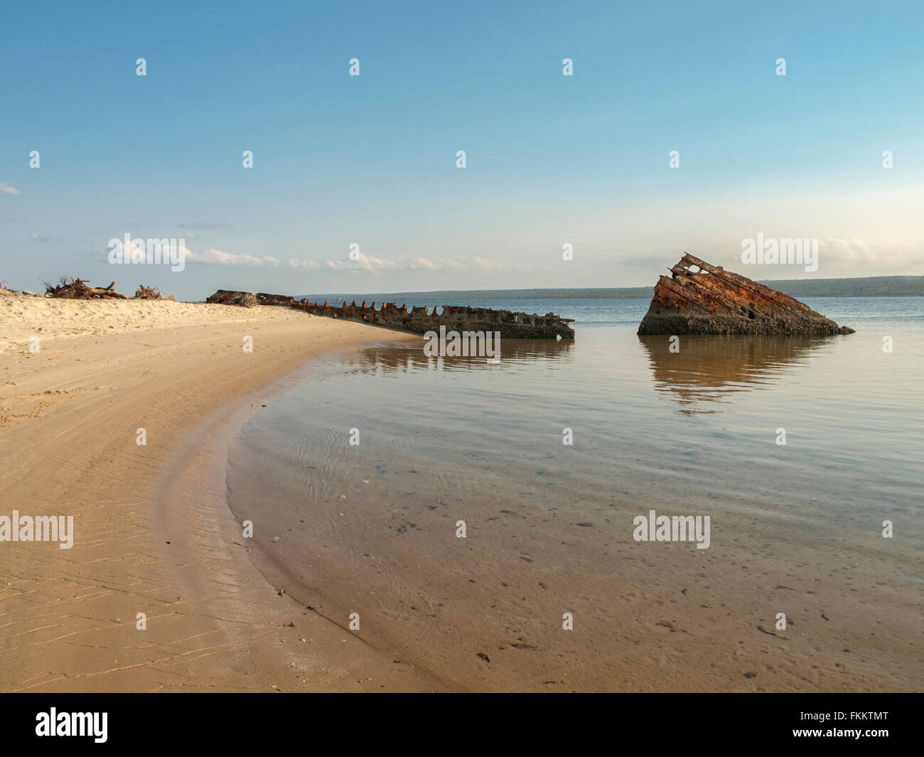 Linga Linga Inhambane au Mozambique, au coucher du soleil de l'Afrique australe un navire wrec dans l'arrière-plan Banque D'Images