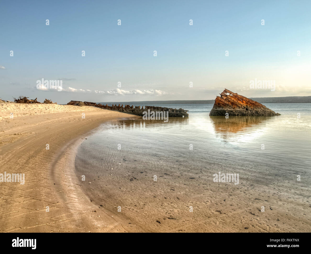 Linga Linga Inhambane au Mozambique, au coucher du soleil de l'Afrique australe un navire wrec dans l'arrière-plan Banque D'Images