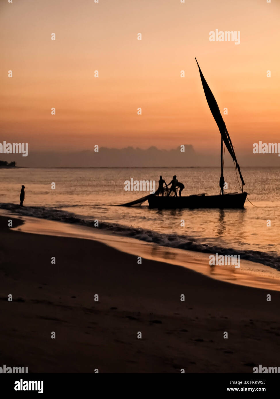 D'Inhambane au Mozambique Afrique du Sud la pêche sur un dhow au lever du soleil Banque D'Images