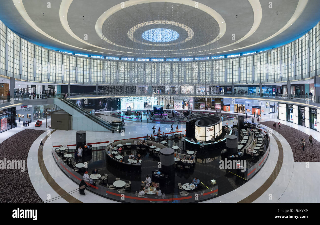 Vue sur l'Avenue de la mode atrium avec des cafés et des boutiques dans le centre commercial de Dubaï à Dubaï Émirats Arabes Unis Banque D'Images