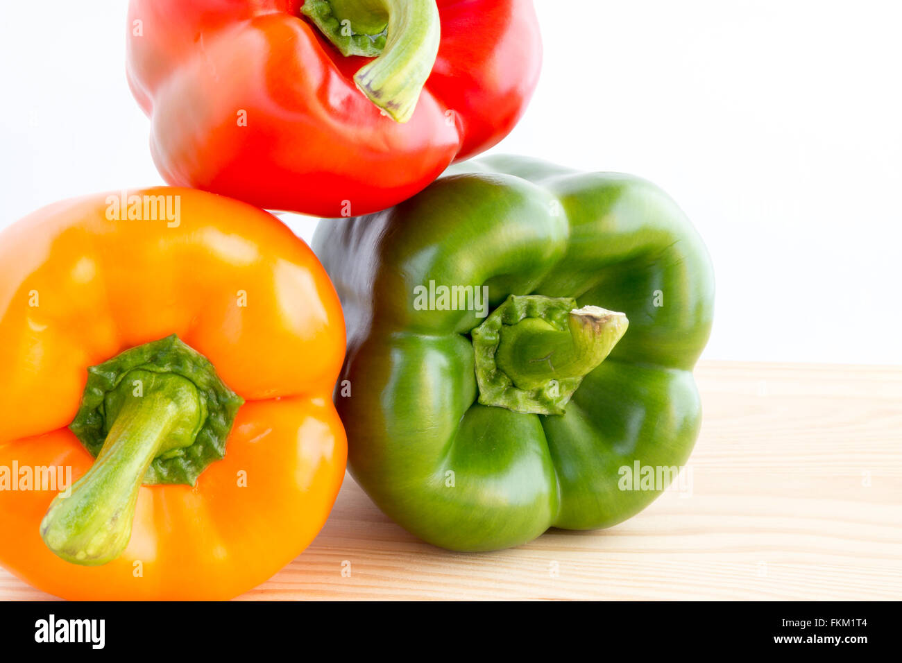 Trois poivrons dans différentes couleurs, orange, rouge et vert Banque D'Images