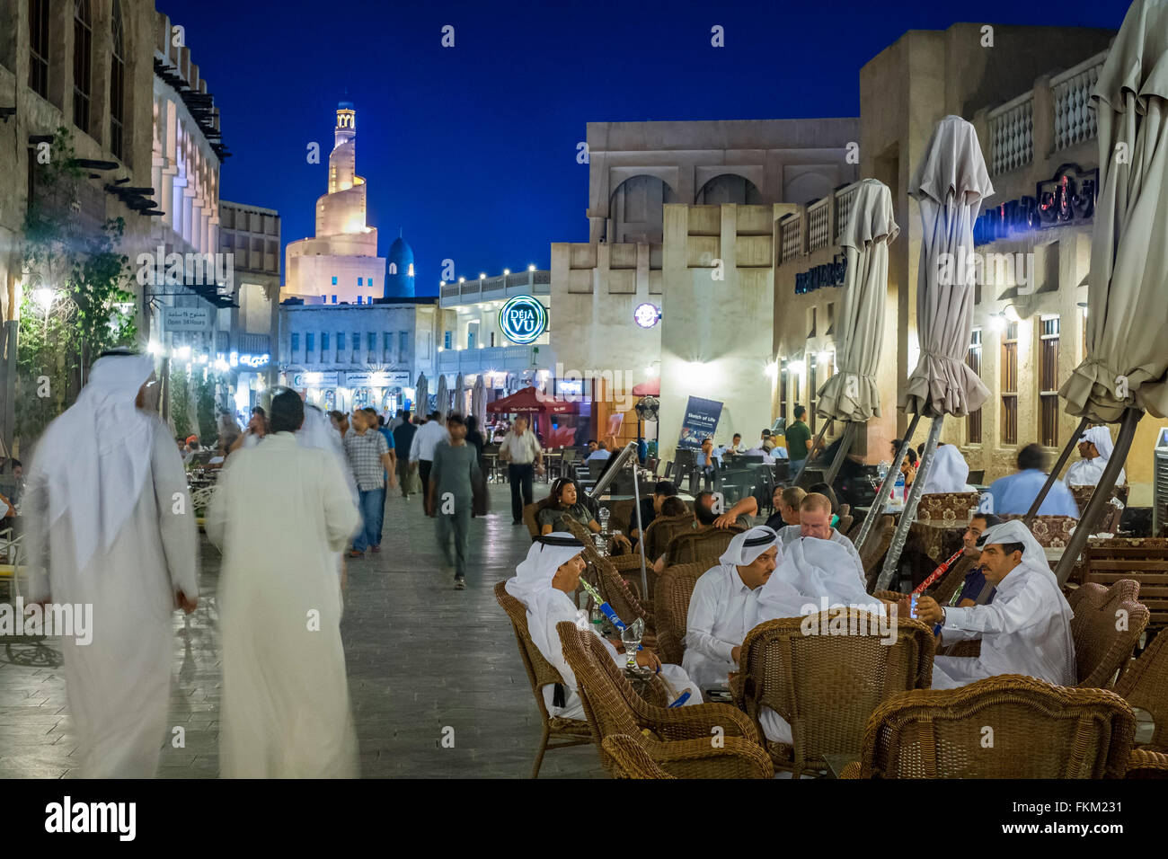 Vue nocturne de Souk Waqif occupé marché dans Doha Qatar Banque D'Images
