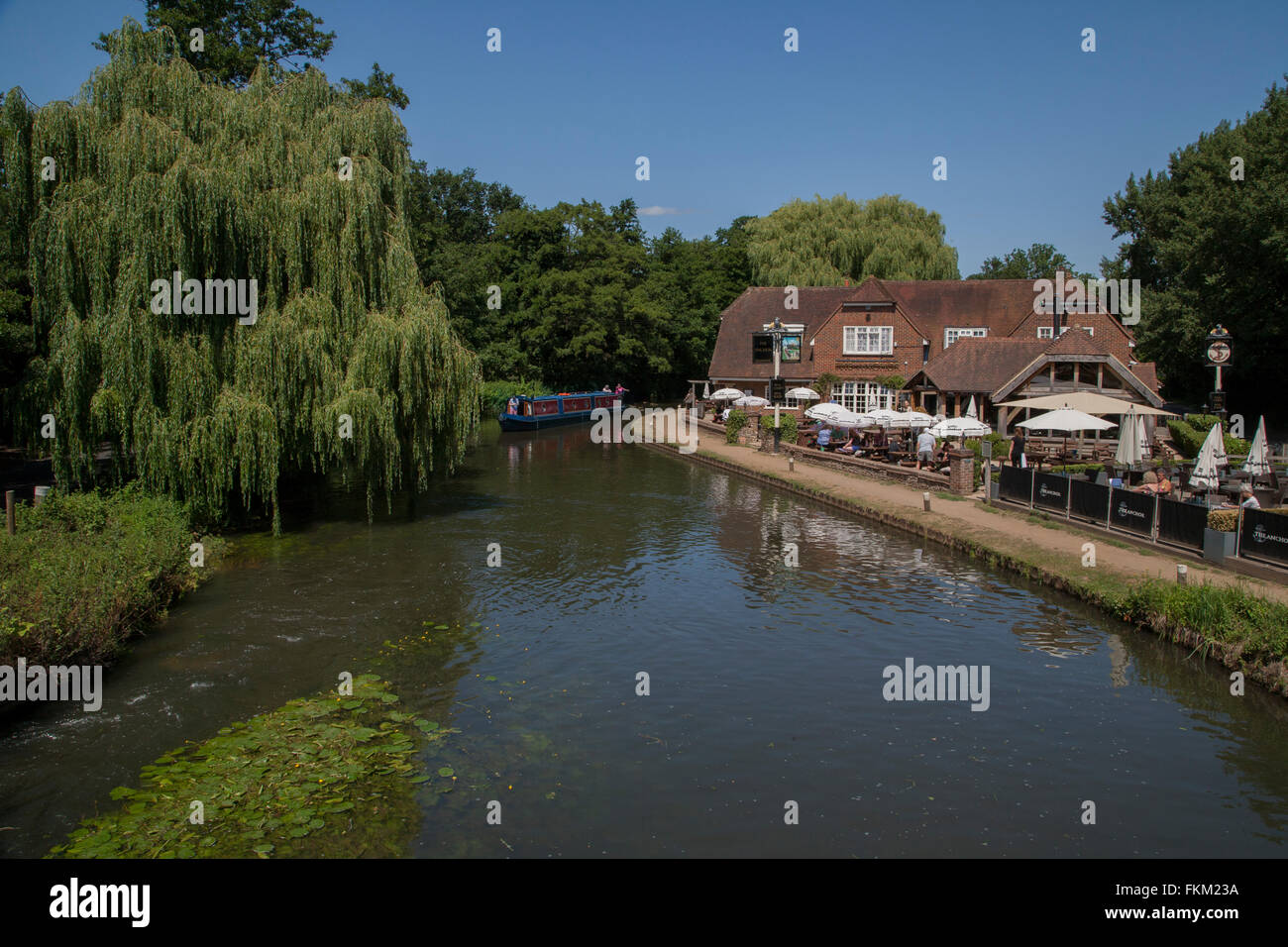 Riverside Pub & Bateau étroit canal .Pyrford Lock Surrey. Banque D'Images